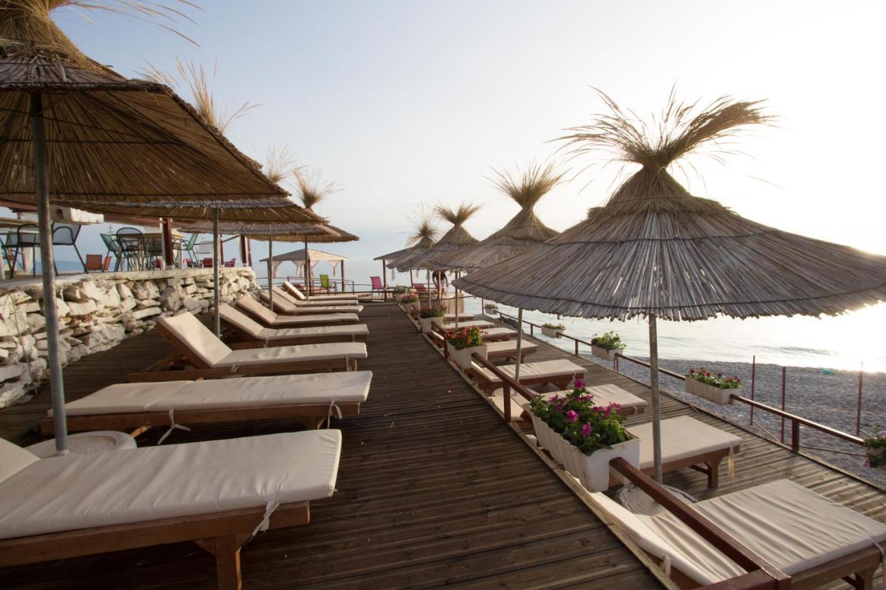 Paradise Lukova Hotel エクステリア 写真