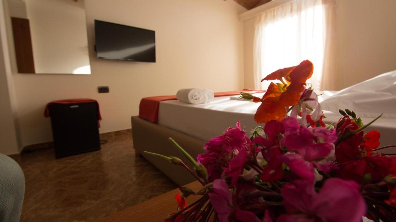 Paradise Lukova Hotel エクステリア 写真