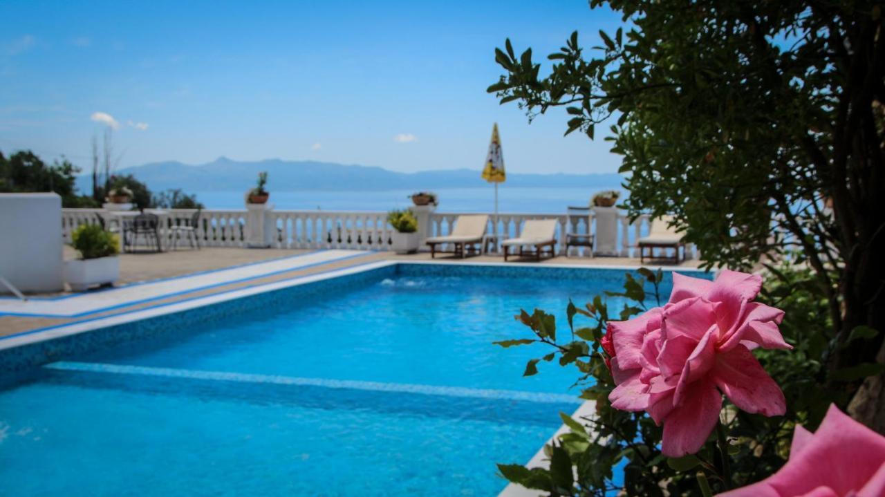 Paradise Lukova Hotel エクステリア 写真