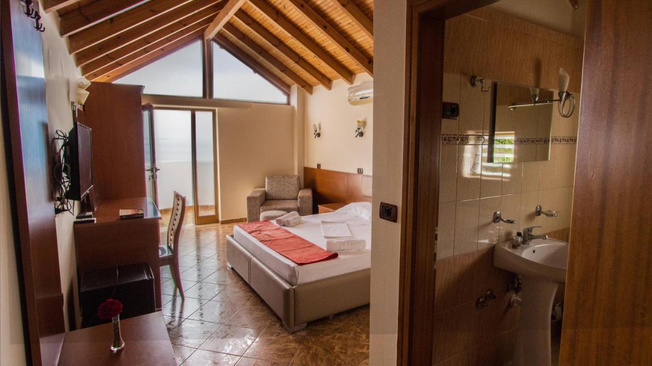 Paradise Lukova Hotel エクステリア 写真