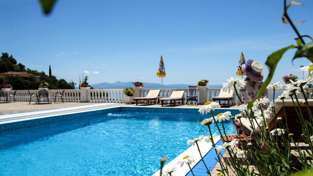 Paradise Lukova Hotel エクステリア 写真