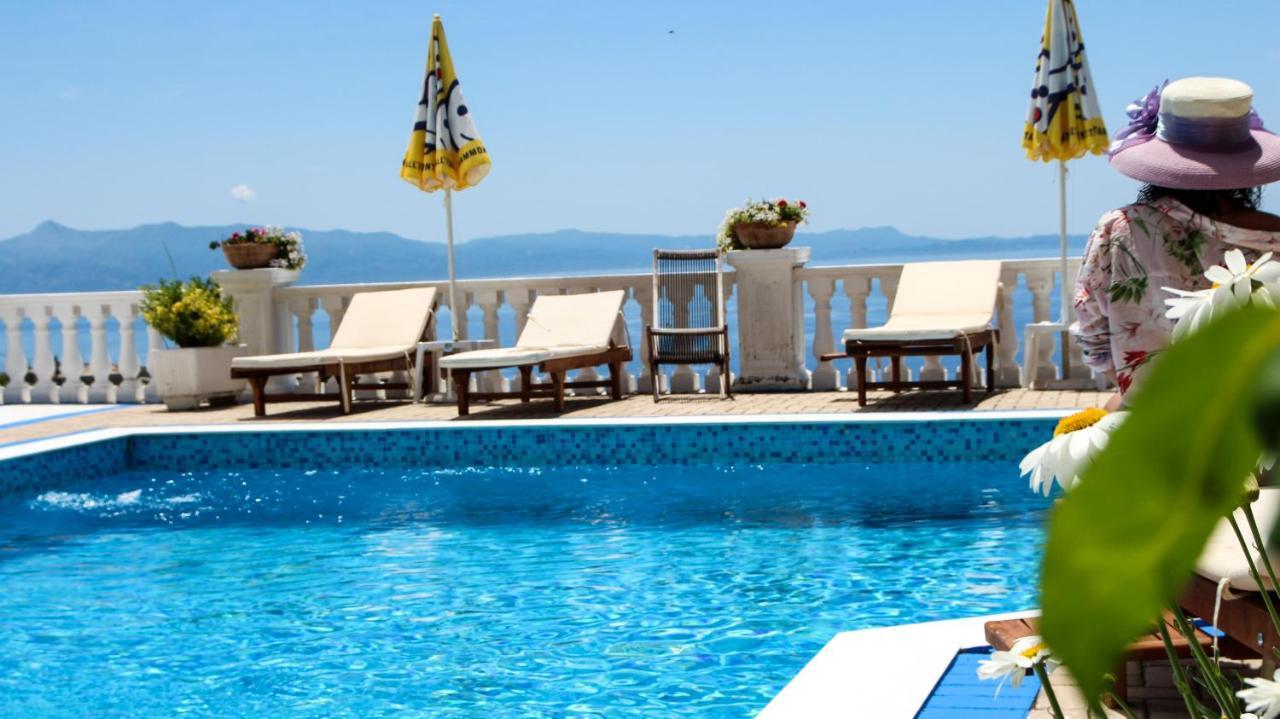 Paradise Lukova Hotel エクステリア 写真
