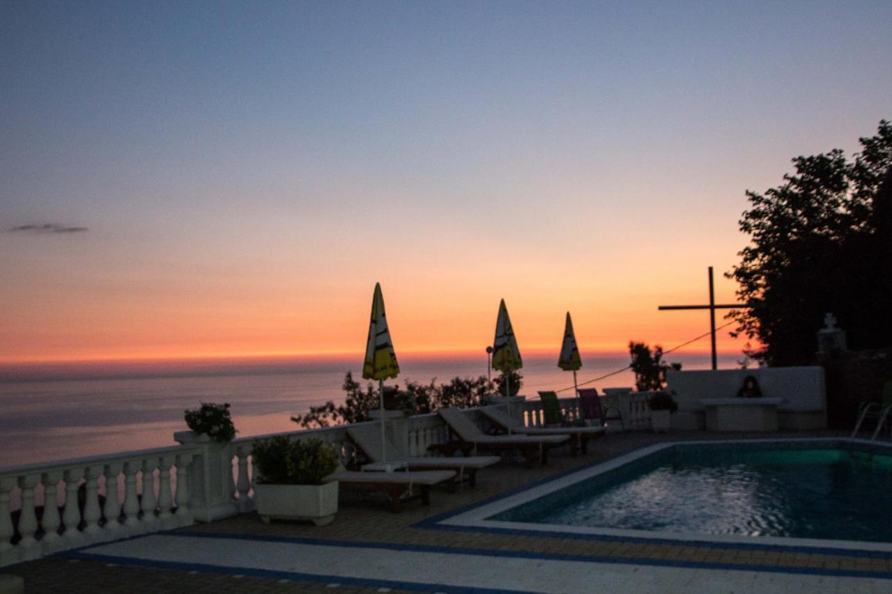 Paradise Lukova Hotel エクステリア 写真