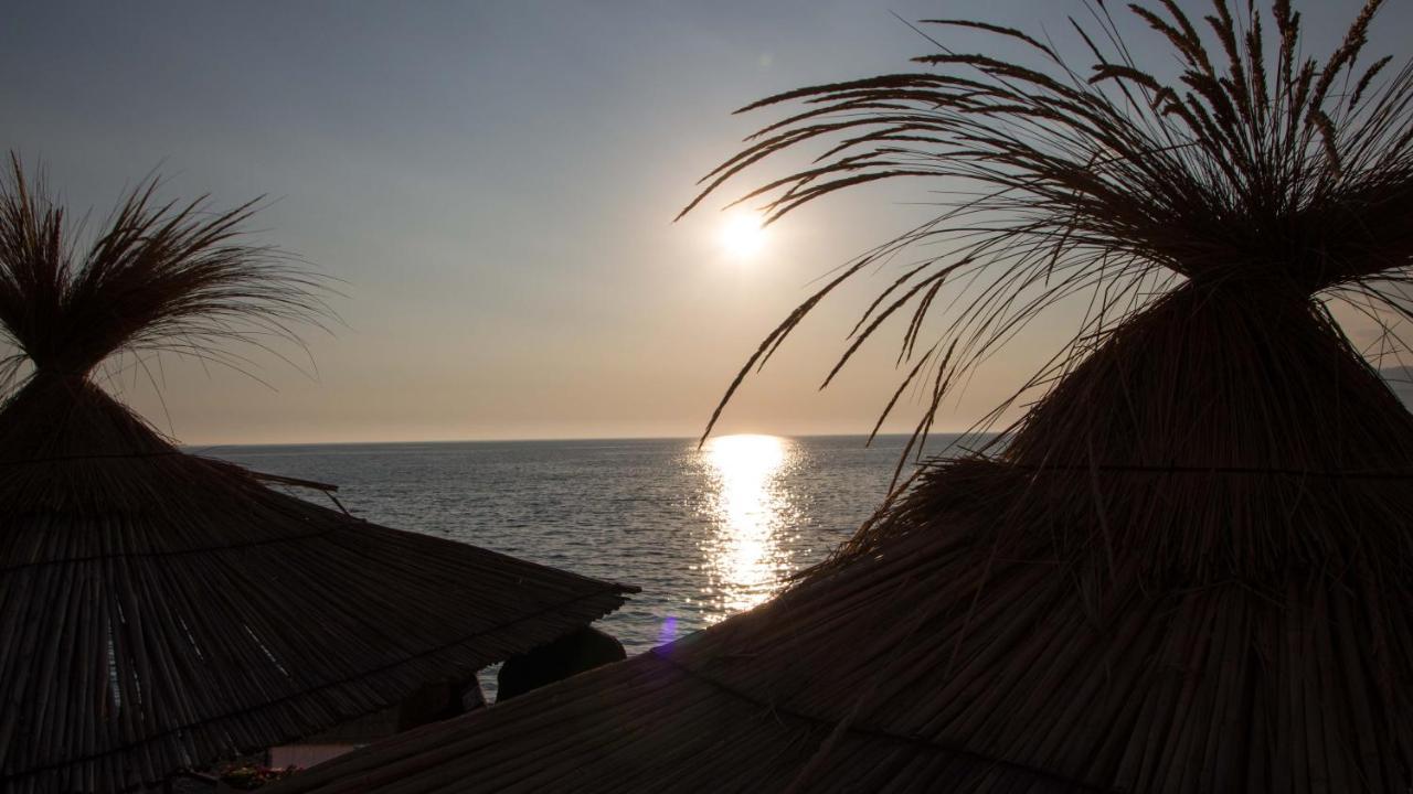 Paradise Lukova Hotel エクステリア 写真