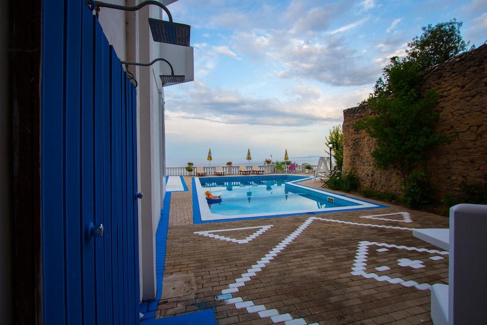 Paradise Lukova Hotel エクステリア 写真