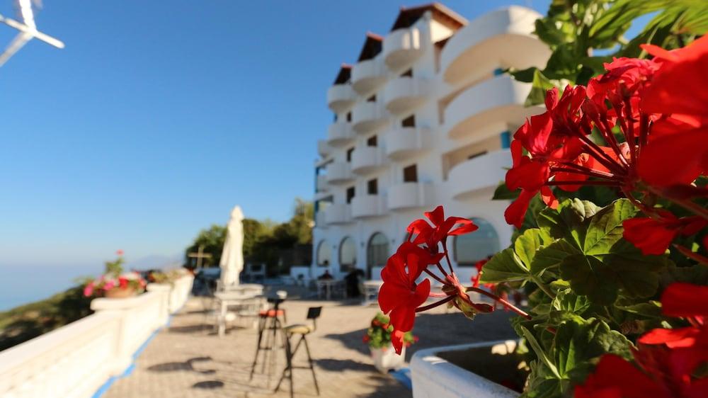Paradise Lukova Hotel エクステリア 写真