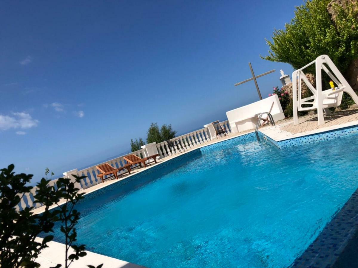 Paradise Lukova Hotel エクステリア 写真